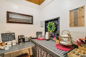 College Station Getaway w/ Hot Tub & Courtyard!