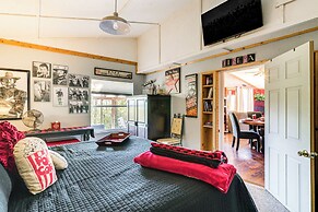 College Station Getaway w/ Hot Tub & Courtyard!