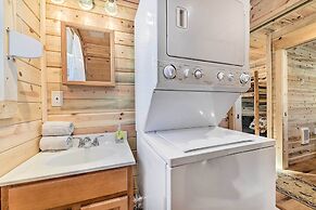 Cozy Island Park Cabin, 20 Mi to Yellowstone!