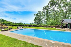 Hot Tub & Mtn Views: Expansive Hazleton Retreat