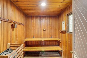 Hot Tub & Mtn Views: Expansive Hazleton Retreat