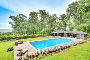 Hot Tub & Mtn Views: Expansive Hazleton Retreat