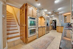 Hot Tub & Mtn Views: Expansive Hazleton Retreat