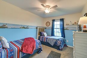 Gulf Shores Condo w/ Pool Access, 5 Mi to Beach!