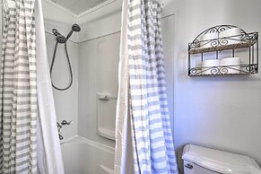 Nags Head Cottage: Screened Porch, Walk to Beach!