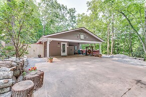 Cozy Hideaway w/ Grill, 17 Mi to Asheville