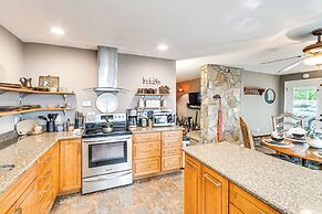 Cozy Hideaway w/ Grill, 17 Mi to Asheville