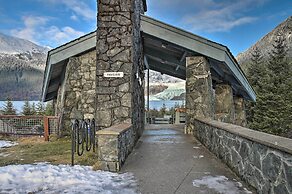 Expansive Getaway ~ 2 Miles to Mendenhall Glacier!
