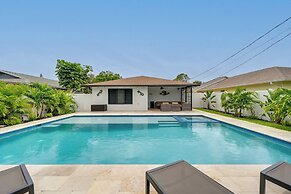 Walk to Beach: Getaway w/ Pool in Naples!