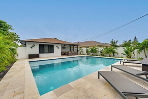 Walk to Beach: Getaway w/ Pool in Naples!