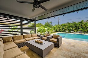 Walk to Beach: Getaway w/ Pool in Naples!