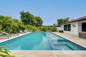 Walk to Beach: Getaway w/ Pool in Naples!