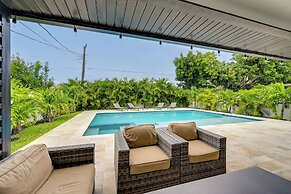 Walk to Beach: Getaway w/ Pool in Naples!