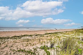 Ormond Beach Retreat w/ Deck - Steps to Ocean!