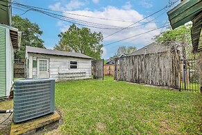 Pet-friendly Home w/ Yard: 3 Mi to Dtwn Houston!