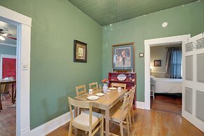 Pet-friendly Home w/ Yard: 3 Mi to Dtwn Houston!