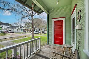 Pet-friendly Home w/ Yard: 3 Mi to Dtwn Houston!
