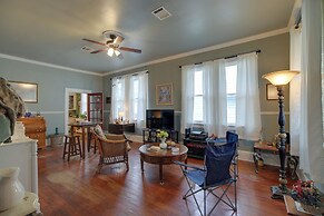 Pet-friendly Home w/ Yard: 3 Mi to Dtwn Houston!