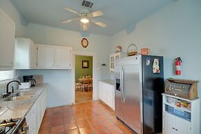 Pet-friendly Home w/ Yard: 3 Mi to Dtwn Houston!