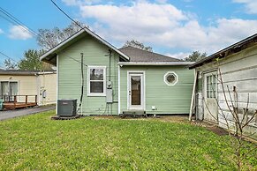 Pet-friendly Home w/ Yard: 3 Mi to Dtwn Houston!