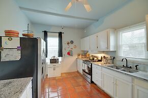 Pet-friendly Home w/ Yard: 3 Mi to Dtwn Houston!