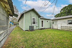 Pet-friendly Home w/ Yard: 3 Mi to Dtwn Houston!