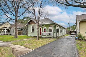 Pet-friendly Home w/ Yard: 3 Mi to Dtwn Houston!