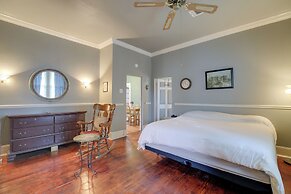 Pet-friendly Home w/ Yard: 3 Mi to Dtwn Houston!