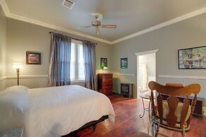 Pet-friendly Home w/ Yard: 3 Mi to Dtwn Houston!