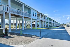 6 Mi to Beach: Rockport Home w/ Pool Access!