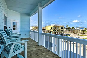 Rockport Home w/ Pool Access, 6 Mi to Beach!