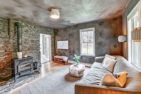 Lush, Charming 1800s Farmhouse on Secluded Oasis!