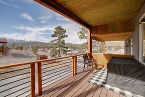 Woodland Park Townhome w/ Hot Tub & Mtn Views!
