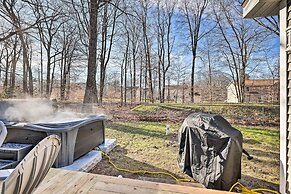 Cozy Tobyhanna Cottage w/ Private Hot Tub!
