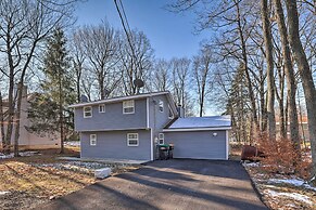 Hot Tub, Fire Pit & Game Room: Tobyhanna Home!