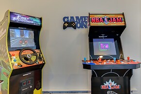 Hot Tub, Fire Pit & Game Room: Tobyhanna Home!