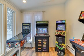 Hot Tub, Fire Pit & Game Room: Tobyhanna Home!