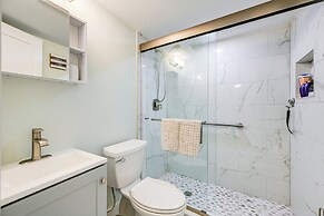 Naples Condo w/ Pool - Walk to Dining & Beach