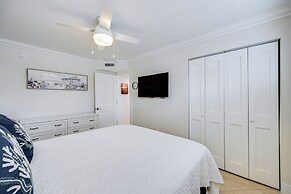 Naples Condo w/ Pool - Walk to Dining & Beach