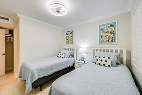 Naples Condo w/ Pool - Walk to Dining & Beach