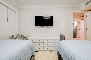 Naples Condo w/ Pool - Walk to Dining & Beach