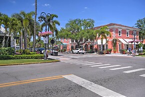 Naples Condo w/ Pool - Walk to Dining & Beach