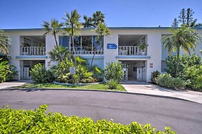 Naples Condo w/ Pool - Walk to Dining & Beach