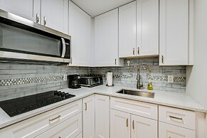 Naples Condo w/ Pool - Walk to Dining & Beach