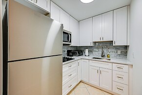 Naples Condo w/ Pool - Walk to Dining & Beach