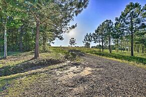 Cozy Chic Broken Bow Cabin w/ Fire Pit & Grill!