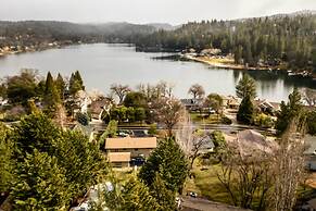 Hikers Escape Home Near Beach, Golf & Yosemite