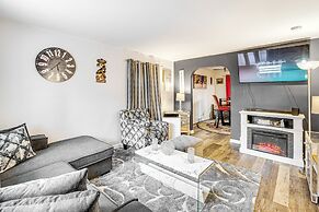 Newark Home w/ Deck & Fire Pit, 16 Mi to Nyc!