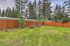 Hungry Horse Cabin: Deck, Fire Pit, Near Glacier!