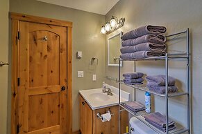 Hungry Horse Cabin: Deck, Fire Pit, Near Glacier!